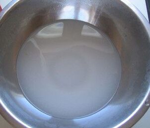soda was divorced in a pot of water